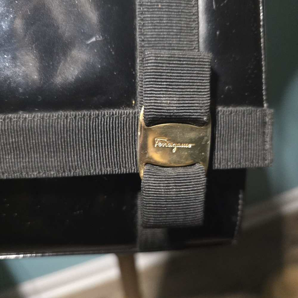 Elegant Salvatore Ferragamo Black Patent Leather Crossbody Bag - Picture 2 of 8